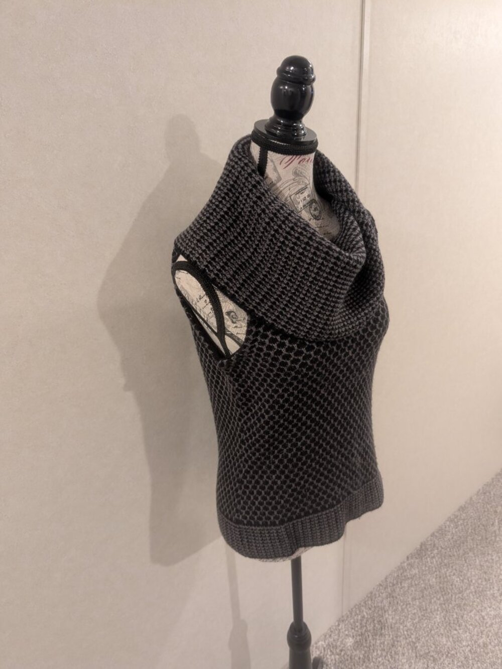 Nine West Black & Gray Honeycomb Knit Sleeveless Hooded Sweater Size Medium - Picture 3 of 8